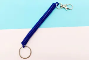 Porte-clés spirale en plastique bleu rétractable avec anneau métallique pour sacs détail.