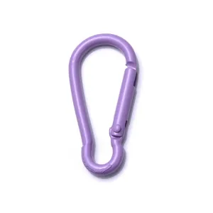 Detalle de mosquetón de resorte de metal morado, accesorio de llavero DIY y cierre de bolso.