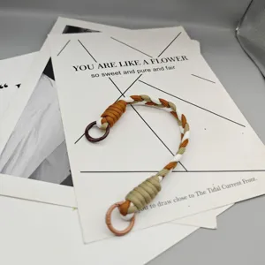 Kurze geflochtene Handyschlaufe, schickes mehrfarbiges Design mit Metallringen für Schlüssel.