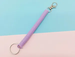 Porte-cles spirale plastique retractable laniere avec mousqueton et anneau metal.