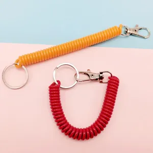 Porte-clés en spirale en plastique extensible coloré avec anneau métallique et mousqueton