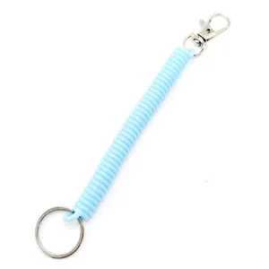 Porte-clés à ressort en plastique bleu clair rétractable avec fermoir et anneau métal.