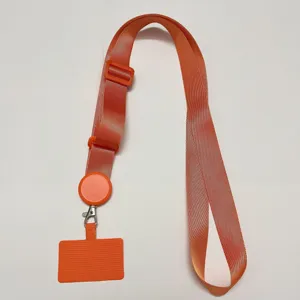 Détail de la lanière de téléphone orange réglable avec boucle et enrouleur rétractable.