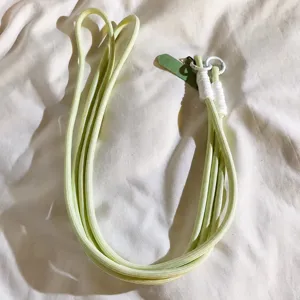 Cordino per cellulare intrecciato verde chiaro, tracolla regolabile per custodie e borse.