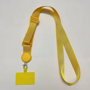 Vue détaillée de la lanière de téléphone jaune vif avec boucle réglable et mousqueton.