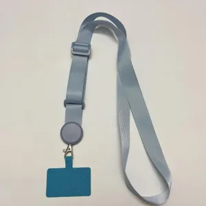 Détail de lanière réglable avec enrouleur rétractable et fermoir métallique pour usage quotidien.