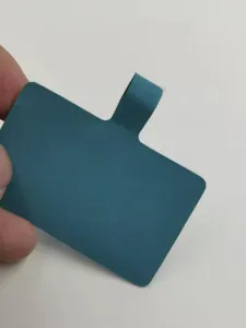 Vue détaillée de la languette de sangle de téléphone en cuir bleu pour fixation.
