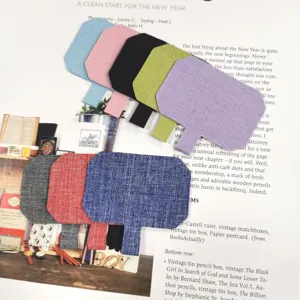 Vue détaillée de patchs de lanière de téléphone en tissu coloré, coussinets réglables.