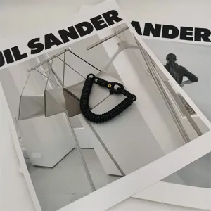 Cordon spiralé noir porte-clés, détail de breloque de sac résistante et décorative.
