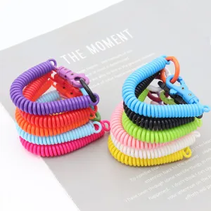 Porte-clés à ressort en plastique coloré anti-perte bracelet détail accessoire sac