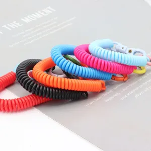Cordon de ressort coloré porte-clés bracelet sac accessoire de pendentif coloré beau.