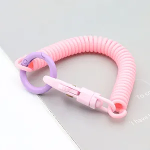 Corde à ressort colorée porte-clés anti-perte bracelet contrasté accessoire sac détail.