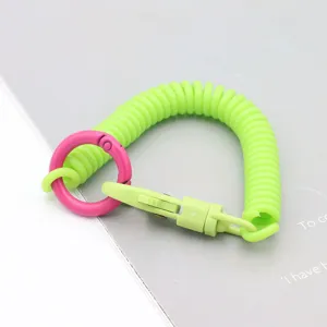Gros plan detaille du porte-cles en spirale coloree, accessoire de bracelet contraste vif.