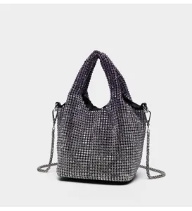 Gros plan détaillé du sac seau étincelant en strass violet dégradé avec chaîne en métal.