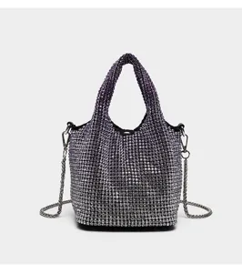 Vue détaillée du sac seau en strass étincelant avec bandoulière et poignée en métal.