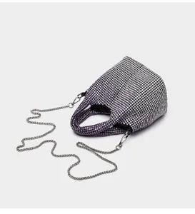 Magnifique sac seau en strass étincelant avec chaîne élégante pour la mode des femmes.