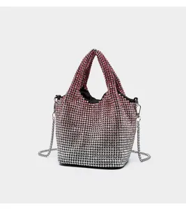 Magnifique sac seau en strass avec cristaux dégradés scintillants et chaîne métallique élégante.