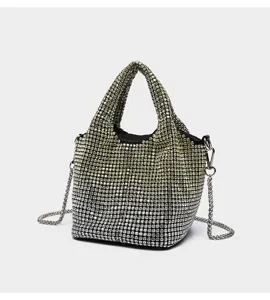 Sac seau élégant en strass pour femmes, sac à main scintillant en cristal avec chaîne métal.