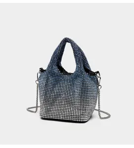 Superbe sac seau en strass dégradé doté d'un design scintillant et d'une bandoulière chaîne.