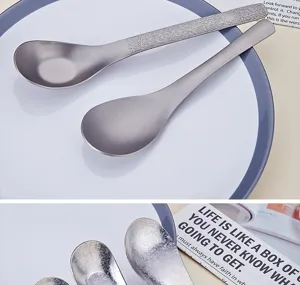 Gros plan de cuillères en pur titane avec texture de cristal de glace pour design moderne.