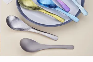 Ensemble de cuillères à soupe en alliage de titane pur, détail de vaisselle de cuisine