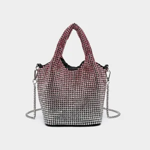 Magnifique sac seau en strass avec cristaux roses dégradés et chaîne élégante femme.
