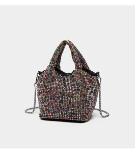 Vue détaillée du sac seau en strass étincelant avec des cristaux multicolores brillants.