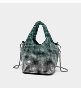 Vue détaillée du magnifique sac seau étincelant en strass avec des cristaux dégradés.