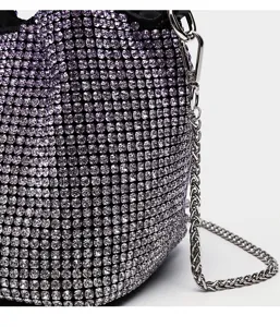 Vue détaillée du sac seau de luxe violet en strass avec chaîne argentée et cristaux brillants