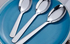 Primer plano detallado de cuchara de acero inoxidable, vajilla duradera para comer.