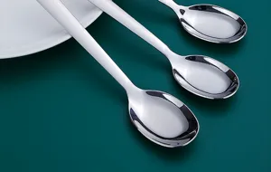 Cucharas soperas profesionales de acero inoxidable de alta calidad para el hogar moderno.