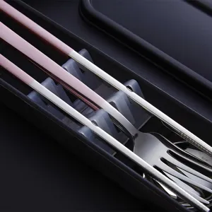Set de couverts portable en acier inoxydable avec baguettes, fourchette et cuillère dans une boîte.