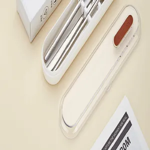 Tragbares Titan Besteckset mit transparenter Aufbewahrungsbox, ideal für Outdoor-Reisen und den Alltag.