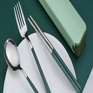 Dettaglio del set di posate portatili in acciaio inox con cucchiaio, forchetta e custodia.