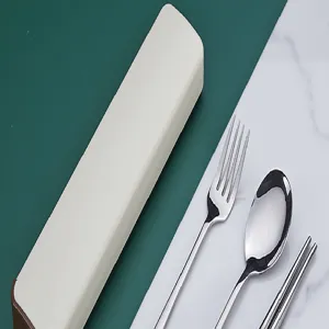 Set di posate portatile in acciaio inox 316 con scatola, ideale per viaggi, outdoor e scuola.