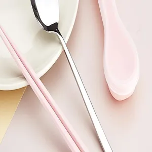 Portable stainless steel chopsticks and spoon set for daily commuting and outdoor travel.