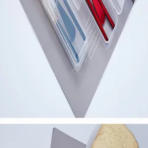 Detalle de juego de cubiertos portátil de acero inoxidable con caja transparente.