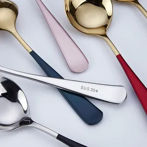 Set de cucharas de acero inoxidable con mangos de colores, material 304 para uso diario.