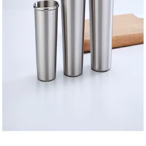 Detailopname van roestvrijstalen bekers met metalen textuur en opgerolde rand voor drankjes.