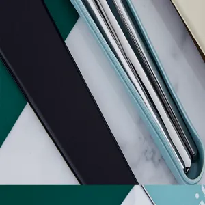 Detaillierte Nahaufnahme des tragbaren Edelstahl-Bestecksets mit modernem Aufbewahrungskasten.