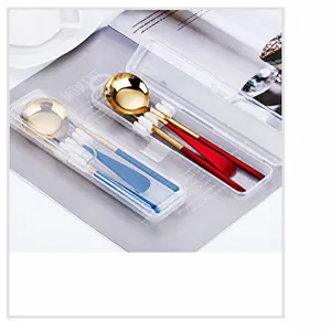 Kit de couverts portables en acier inoxydable avec baguettes et cuillère dans une boîte.