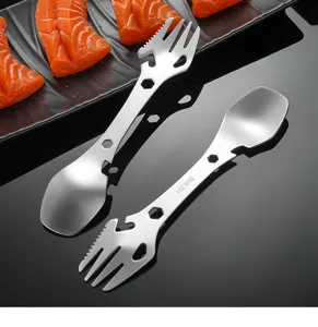 Vue détaillée de cuillère fourchette multifonction en acier inoxydable, couverts de camping.