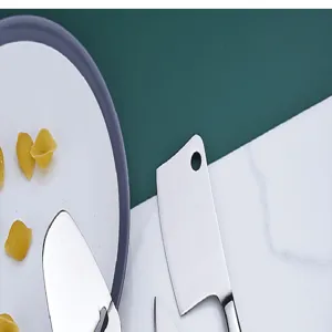 Vue détaillée de couteau à fromage en acier inoxydable et spatule à beurre pour pâtisserie.