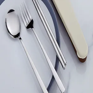 Tragbares Besteckset aus Edelstahl mit Löffel, Gabel, Stäbchen und Aufbewahrungsbox.