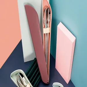 Set de couverts portable en acier inoxydable avec etui de rangement pour les voyages.