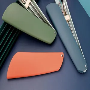 Détail de set de couverts en acier inoxydable, boîte de voyage avec cuillère et baguettes.