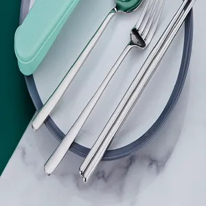 Tragbares 316 Edelstahl Besteckset Detailansicht, Gabel Löffel Stäbchen im grünen Etui.