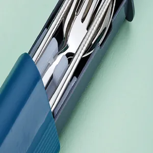 Tragbares Besteckset Detailansicht aus Edelstahl mit Löffel und Stäbchen im Etui.