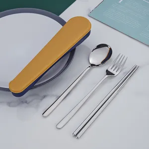 Set di posate portatili in acciaio inossidabile con cucchiaio forchetta e custodia.