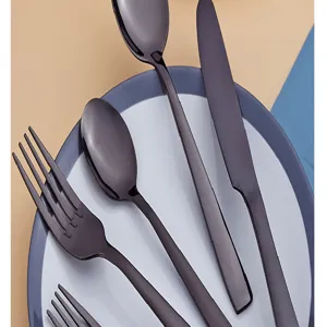 Dettaglio set di posate in acciaio inossidabile nero, coltello forchetta cucchiaio.